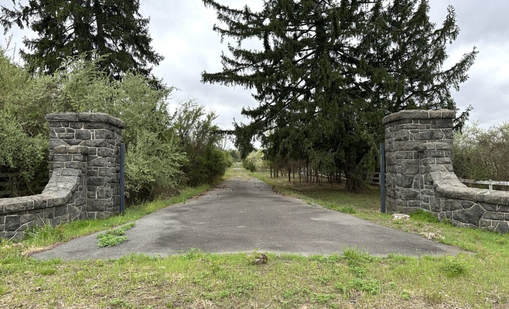 Forgotten gates to the Belmont estate sit along busy highway - Ashburn ...